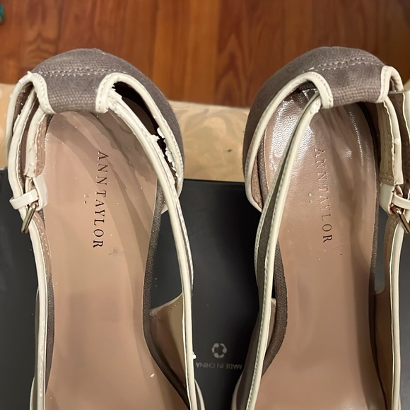 And Taylor wedges one once beige and taupe color small (dry rot) - Picture 5 of 9